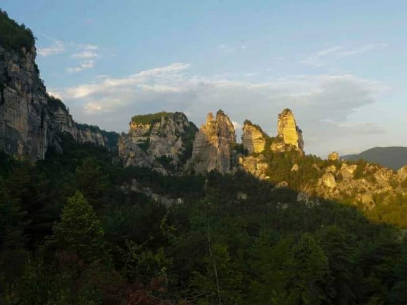 საირმის ბუნებრივ სვეტებიან ძეგლთან მისასვლელი ტურისტული ბილიკების მოწყობა იწყება.